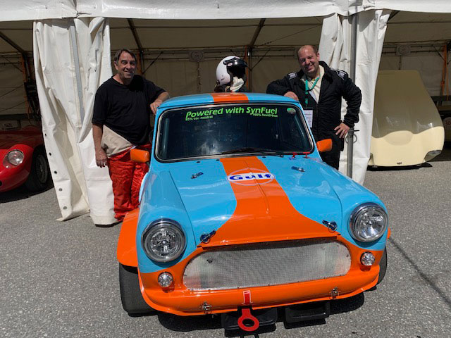 Philip Stalder fährt mit Innocenti Mini mit syn-fuel, auch Kilian Stalder fährt mit Renn-Cooper mit syn-fuel am Bergrennen.