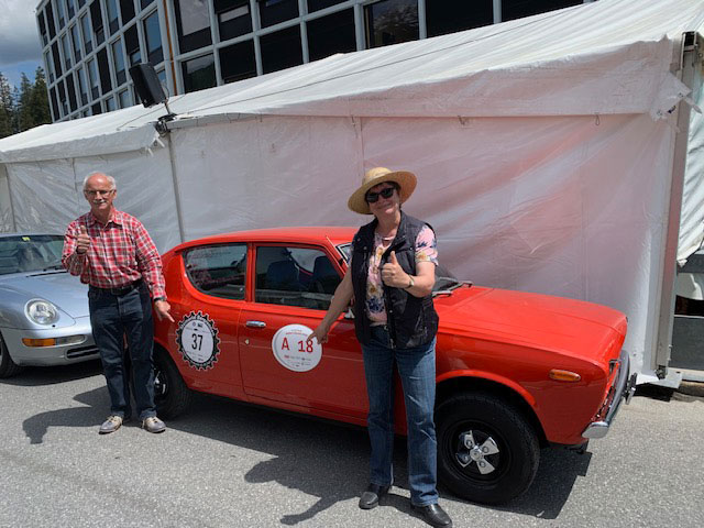 Vereinsmitglieder Hanspeter und Brigitte Gilg mit Datsun Cherry, fahren mit Syn-fuel, machen Werbung fürs Bergrennen