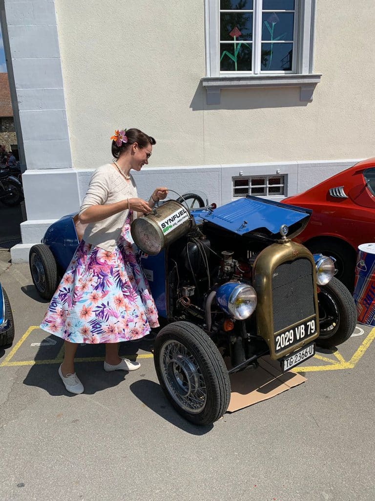 frau-tankt-blauen-oldtimer