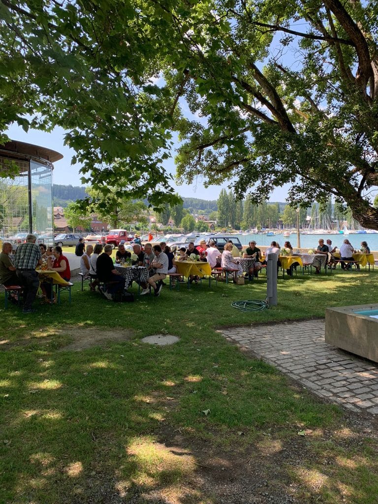 personen-auf-festbaenken-1