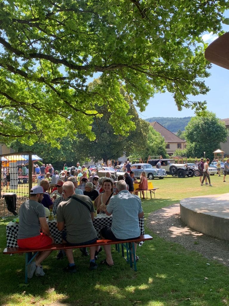 personen-auf-festbaenken